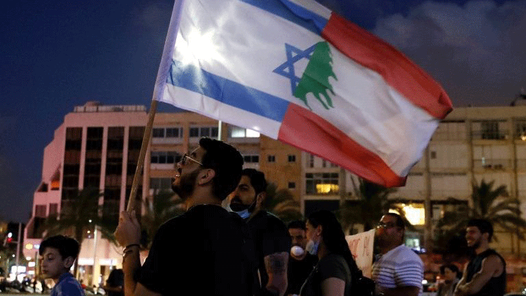 العلمان اللبناني والإسرائيلي في مسيرة نظمت في تل أبيب إحياء للذكرى العشرين لانسحاب إسرائيل من جنوب لبنان
