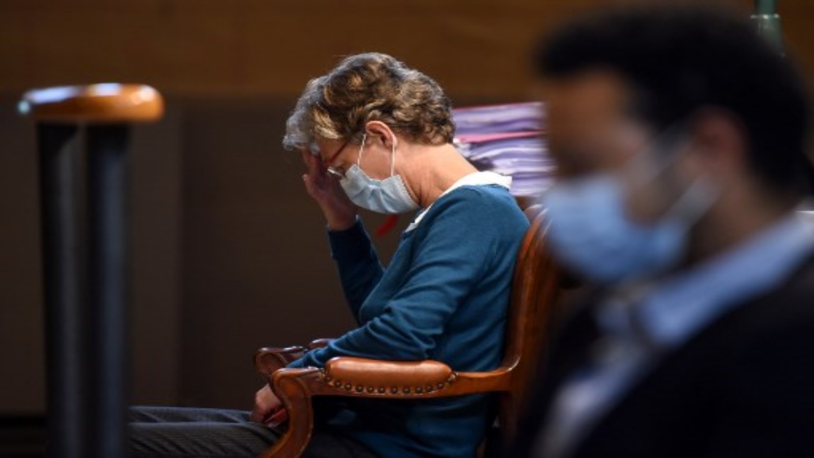 أخصائية التخدير البلجيكية هيلجا ووترز تجلس في قاعة المحكمة في مدينة باو في 8 أكتوبر / تشرين الأول 2020 ، قبل لحظات من بدء محاكمتها بتهمة القتل غير العمد