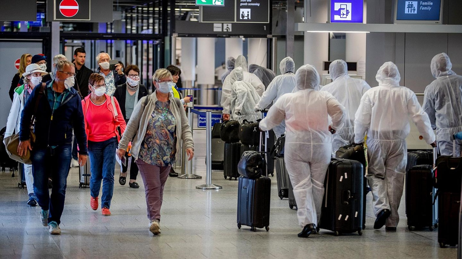 مسافرون محتاطون من فيروس كورونا في مطار فرانكفورت