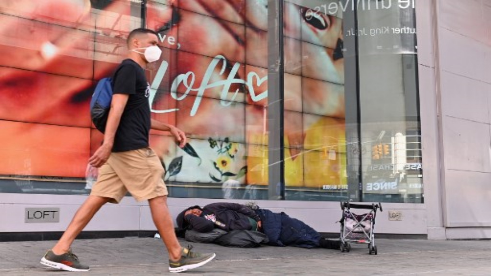 شخص مشرد ينام أمام متجر في تايم سكوير في 28 سبتمبر 2020 في مدينة نيويورك. حذرت السلطات الصحية في المدينة يوم الأحد من ارتفاع معدلات الإصابة بفيروس كورونا 