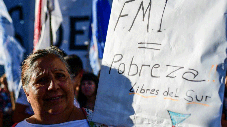 لافتة في تظاهرة في عاصمة الأرجنتين تشجب سياسات 