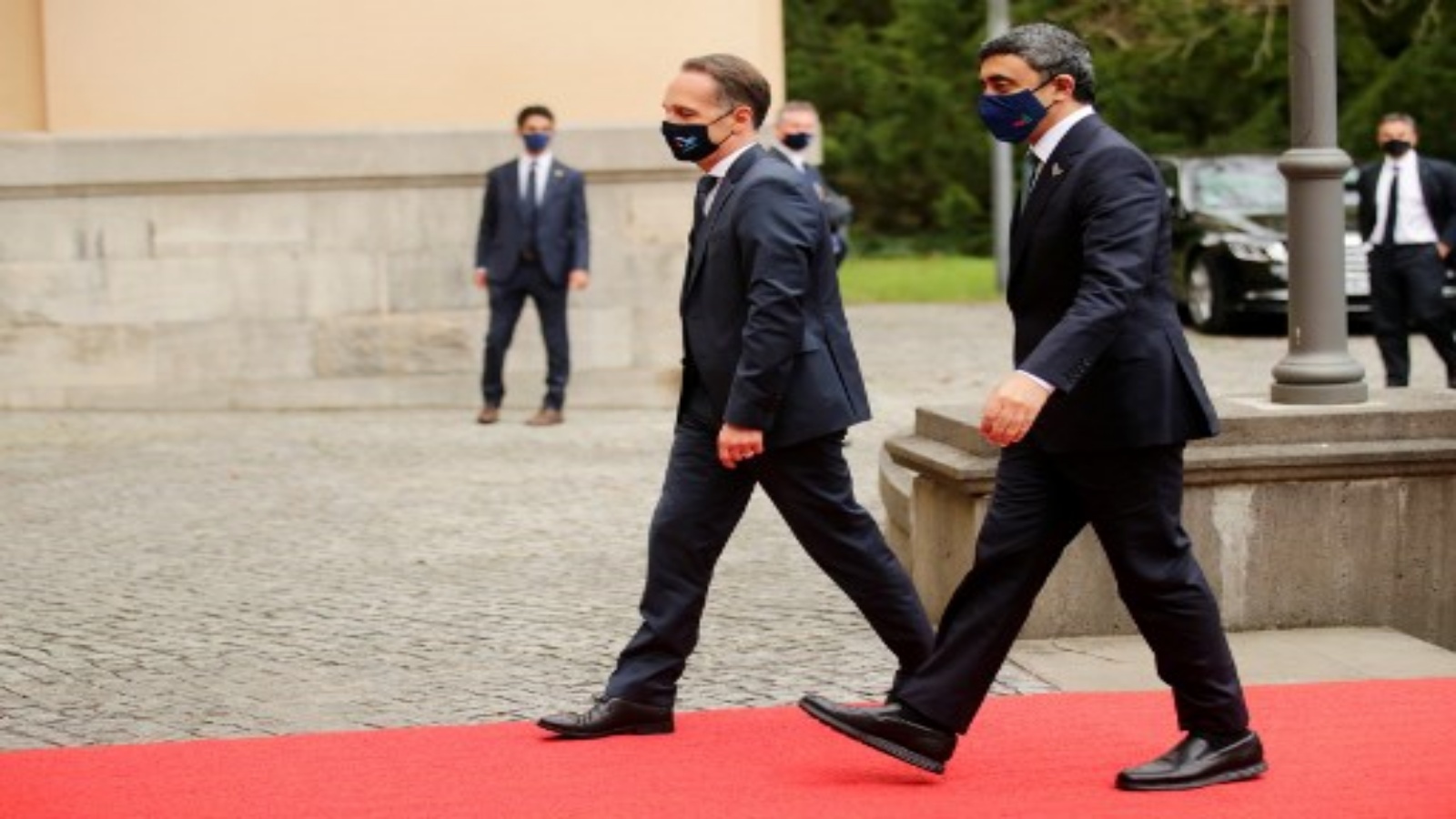 وزير الخارجية الألماني هايكو ماس (إلى اليمين) ووزير الخارجية الإماراتي الشيخ عبد الله بن زايد آل نهيان يقفان عند مدخل فيلا بورسيج في برلين ، قبل اجتماع مع نظيرتهما الإسرائيلية في 6 أكتوبر 2020.