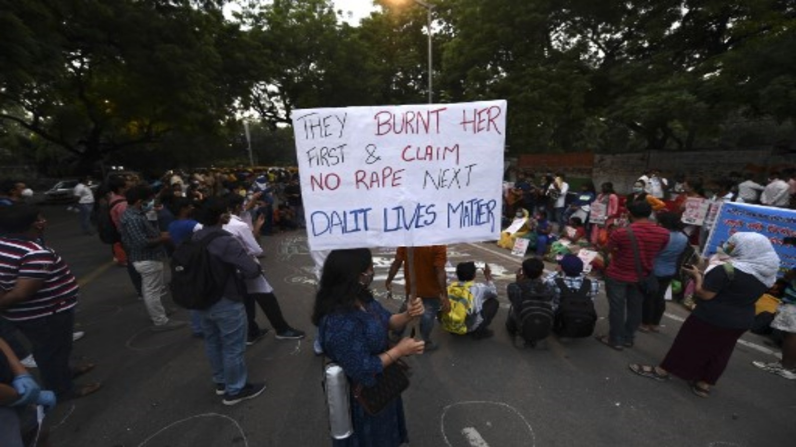 متظاهرة تحمل لافتة خلال احتجاج على الاغتصاب الجماعي المزعوم وقتل امرأة تبلغ من العمر 19 عامًا في ولاية أوتار براديش في نيودلهي في 4 أكتوبر 2020