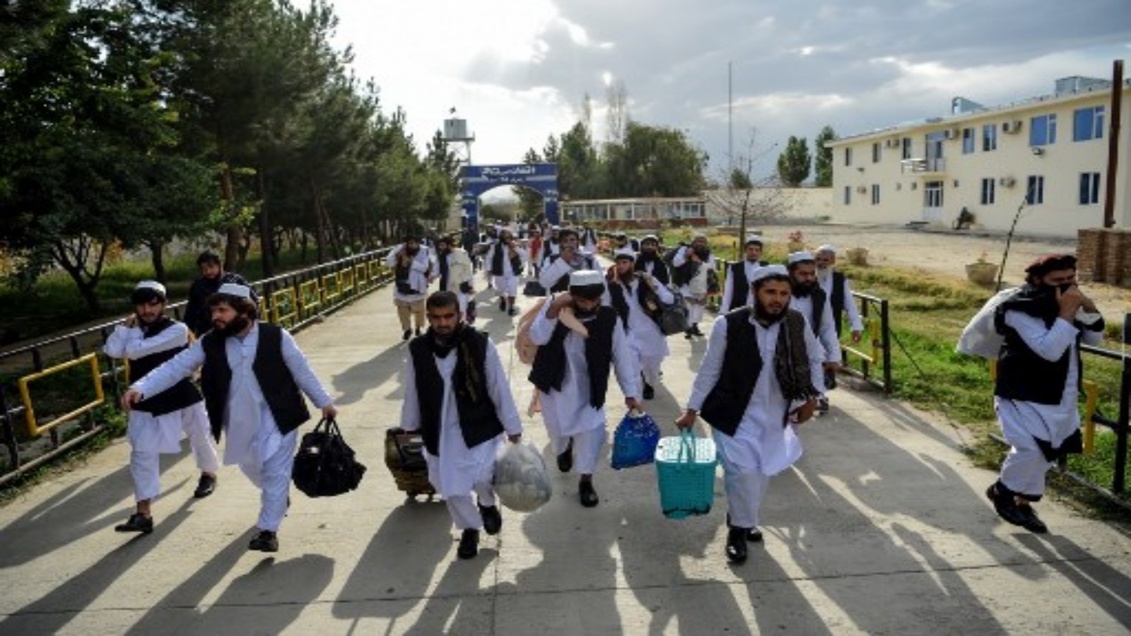 سجناء من طالبان مع أمتعتهم وهم في طريقهم للإفراج عنهم من سجن بول شرخي ، في ضواحي كابول
