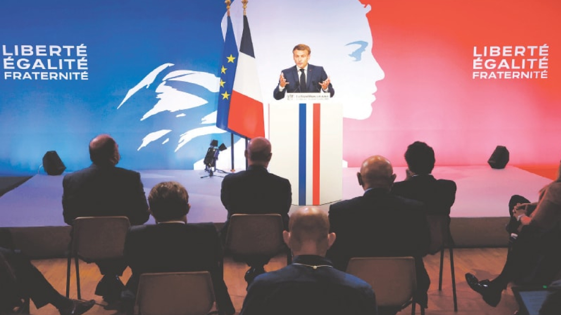 الأزهر يتهم الرئيس الفرنسي بالعنصرية على خلفية تصريحاته حول الإسلام