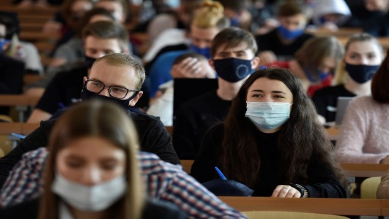 طلاب من جامعة روس يرتدون أقنعة الوجه يحضرون محاضرة في موسكو في 5 أكتوبر 2020 وسط جائحة فيروس كورونا المستمر.
