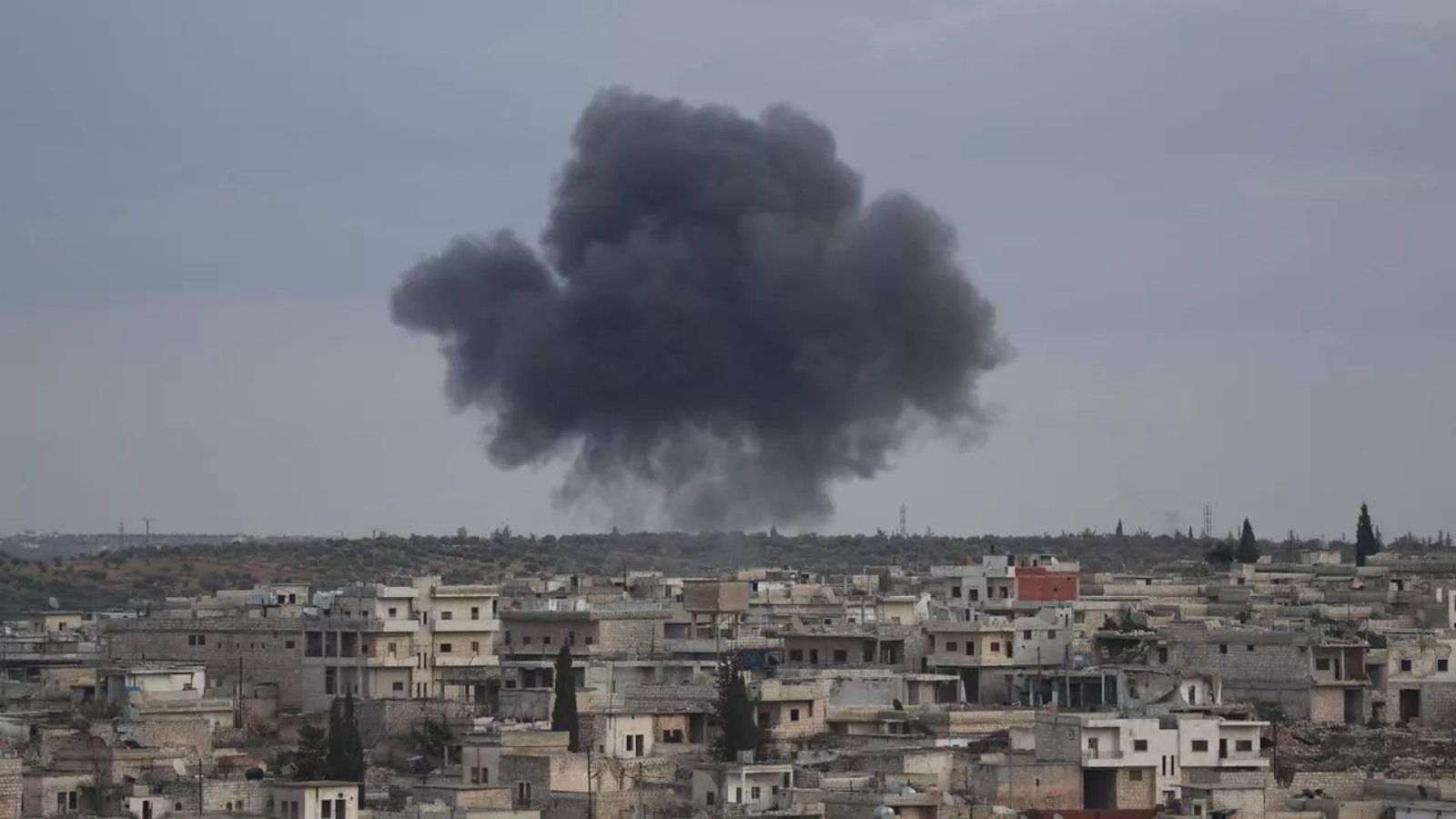 صورة لقصف قوات النظام السوري على مدينة ادلب مطلع العام الحالي. أ ف ب