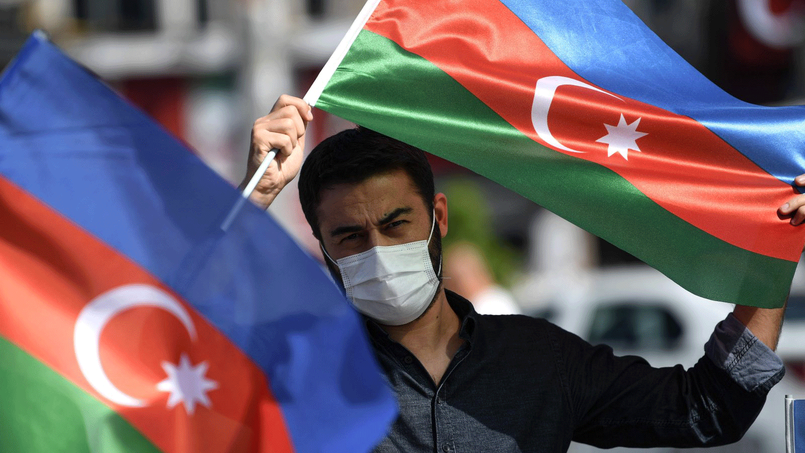 علم أذربيجان مرفوعاً خلال تظاهرة في أنقرة، الأول من تشرين الأول/أكتوبر 2020