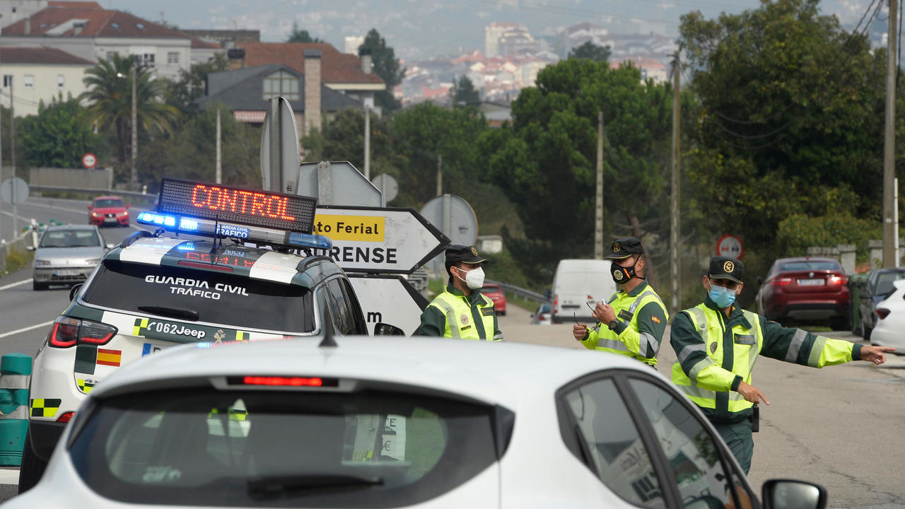 نقطة تفتيش عند مدخل مدينة اورينسي في شمال غرب إسبانيا في أول أيام الإغلاق للحد من تفشي كوفيد-19 بتاريخ 8 تشرين الأول/أكتوبر 2020
