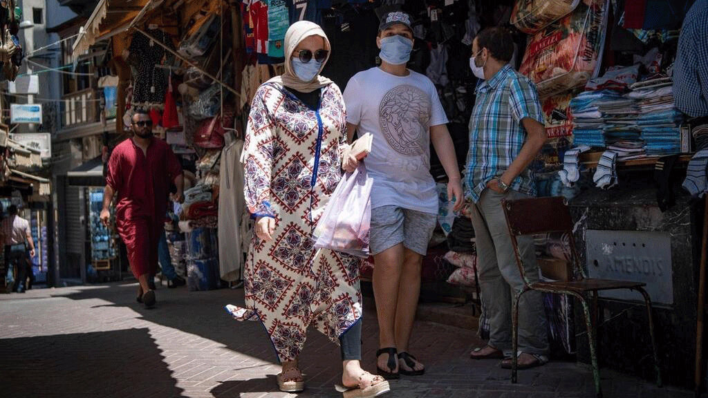 مارة في سوق شعبي في طنجة