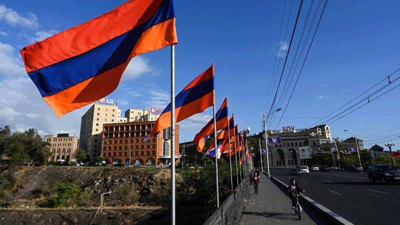 صبي على دراجة فوق جسر رفعت فوقه أعلام أرمينيا وناغورنو كاراباخ في يريفان، 7 تشرين الأول/أكتوبر 2020