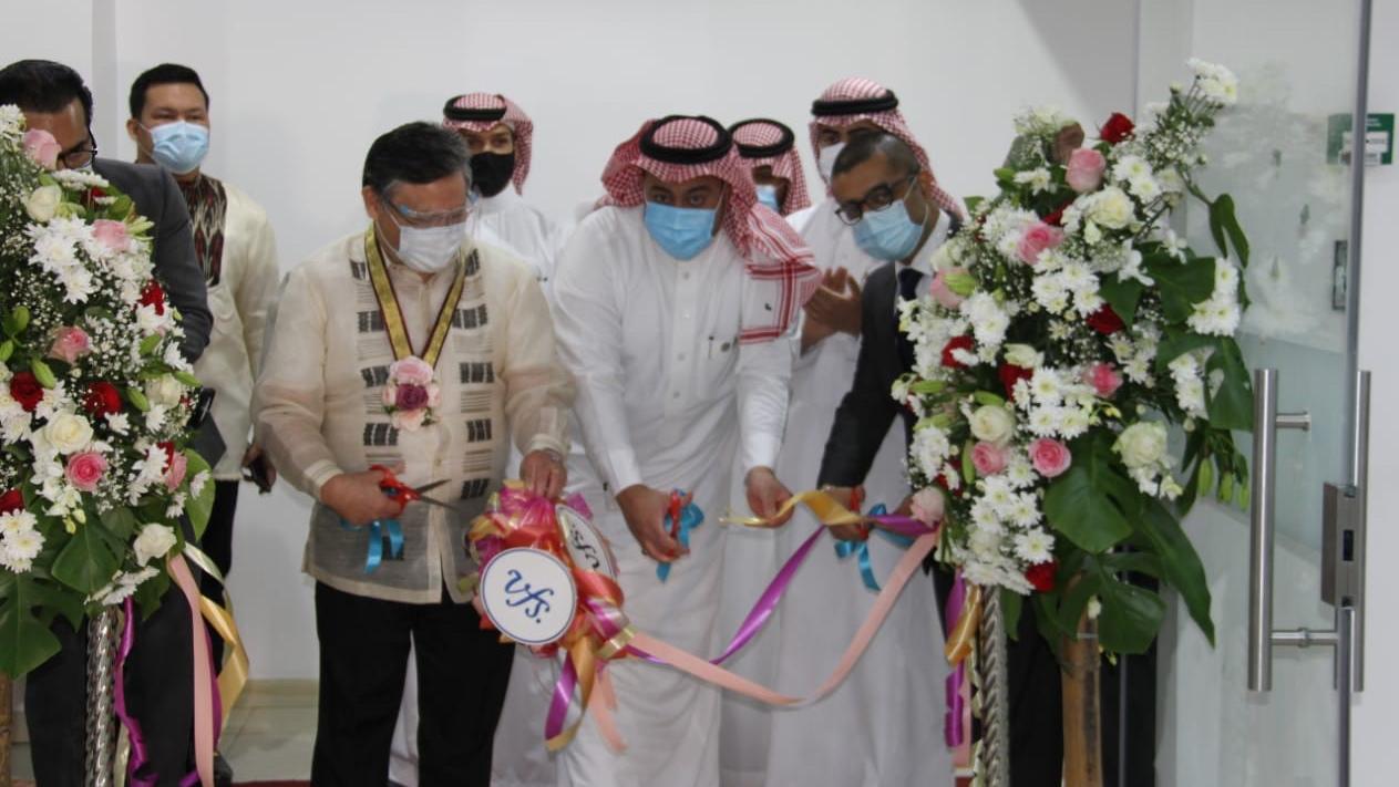 اثناء افتتاح مركز تجديد الجوازات الفلبيني في الرياض