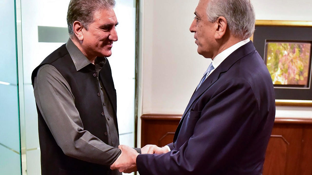 صورة نشرتها وزارة الخارجية الباكستانية في 31 كانون الثاني/يناير 2020 لوزير الخارجية شاه محمود قرشي (يسار) مصافحا الموفد الأميركي الخاص لأفغانستان زلماي خليل زاد في إسلام أباد