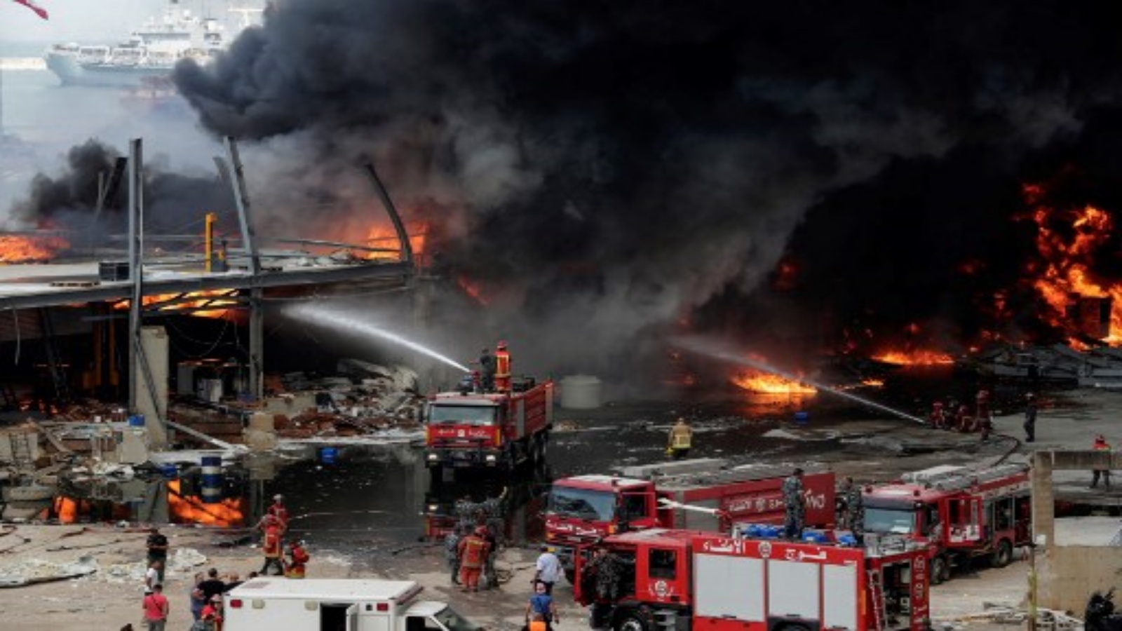 رجال الإطفاء اللبنانيون ساعة اخمادهم حريق مرفأ بيروت في 10 سبتمبر 2020. يقومون أيضا بإطفاء حرائق الغابات الكاسحة وانفجارات متعددة