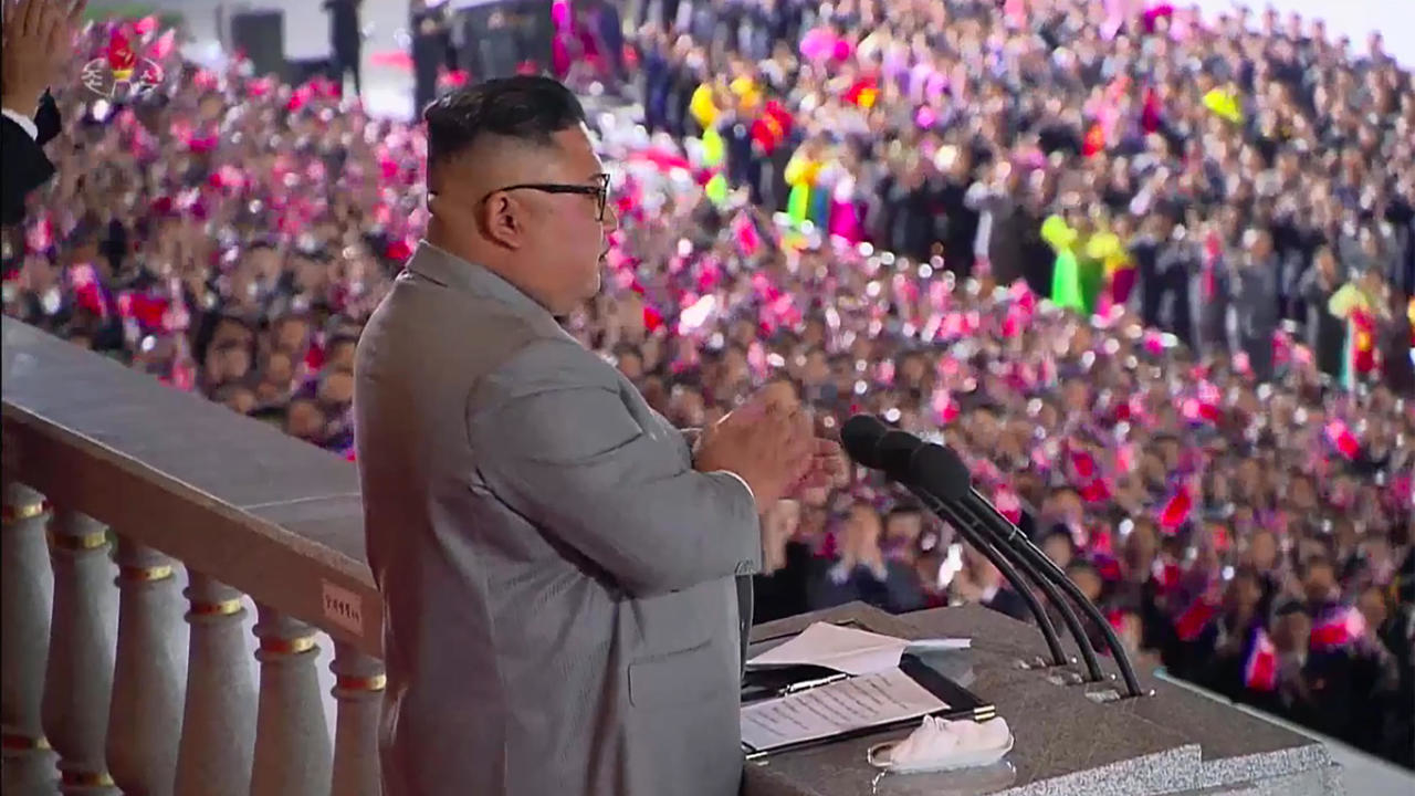 لقطة من مقطع فيديو بثّته وكالة الأنباء المركزية الكورية الرسمية في 10 تشرين الأول/أكتوبر يظهر فيها الزعيم الكوري الشمالي كيم جونغ أون يلقي خطاباً في بيونغ يانغ