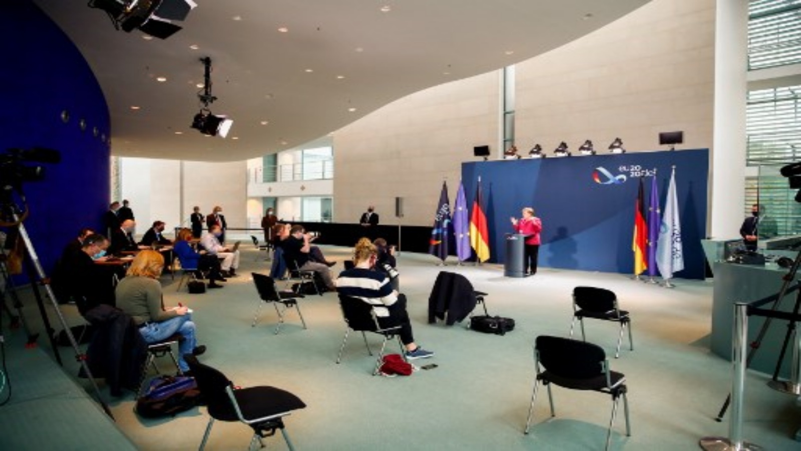المستشارة الألمانية أنجيلا ميركل بيانًا عقب مؤتمرها بالفيديو مع مسؤولين من أكبر مدن ألمانيا في ألمانيا بشأن Covid-19 ، في 9 أكتوبر 2020 في المستشارية في برلين ، تشهد ألمانيا 