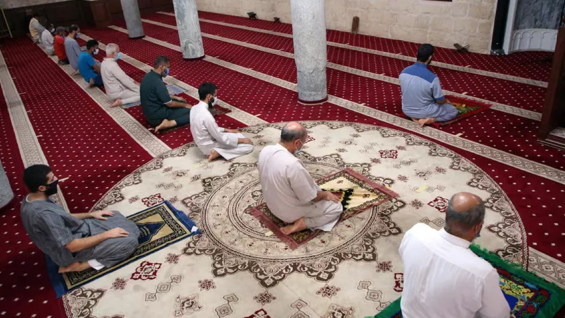 مصلون ليبيون بالأقنعة يصلون في مسجد مراد آغا في تاجوراء الجمعة