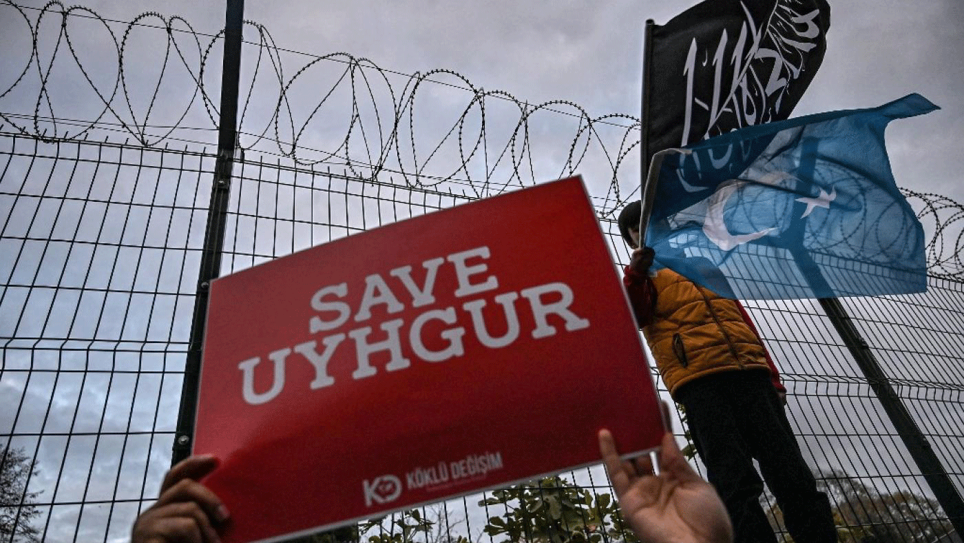 لافتة رفعت في تظاهرة في اسطنبول تطالب المجتمع الدولي بحماية الأويغور