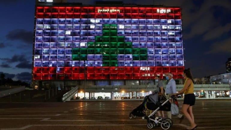 العلم اللبناني على مبنى البلدية في تل أبيب تضامناً مع اللبنانيين بعيد انفجار بيروت
