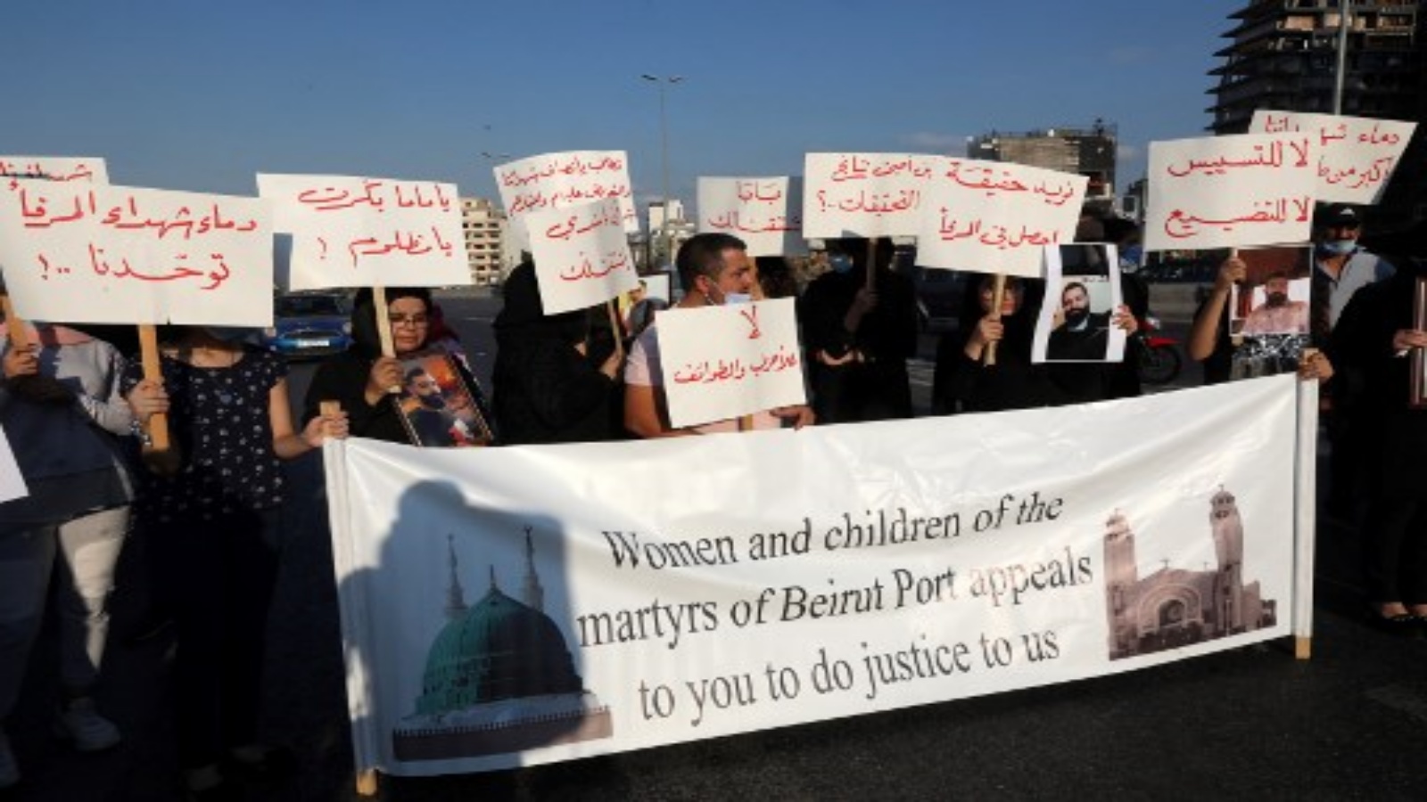 lمتظاهرون يحملون لافتات وصور لأفراد عائلاتهم وأصدقائهم الذين قُتلوا في الانفجار الهائل في 4 أغسطس / آب في ميناء بيروت ، يتجمعون هناك بعد شهرين من الكارثة التي أودت بحياة 190 شخصًا على الأقل وأصابت أكثر من 6500 