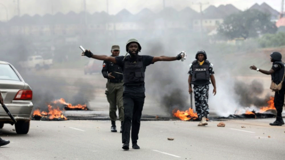 رجال أمن ومتظاهرون في نيجيريا في صورة تعود إلى العام 2019