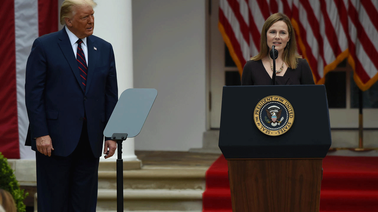 القاضية إيمي كوني باريت في البيت الأبيض خلال تسميتها من طرف الرئيس الأميركي دونالد ترامب في المحكمة العليا بتاريخ 26 أيلول/سبتمبر 2020