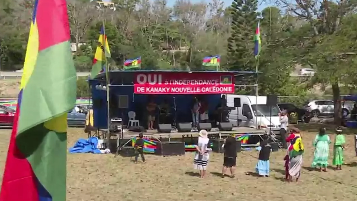 خيمة في كاليدونيا مؤيدة للاستقلال عن فرنسا في استفتاء الأحد