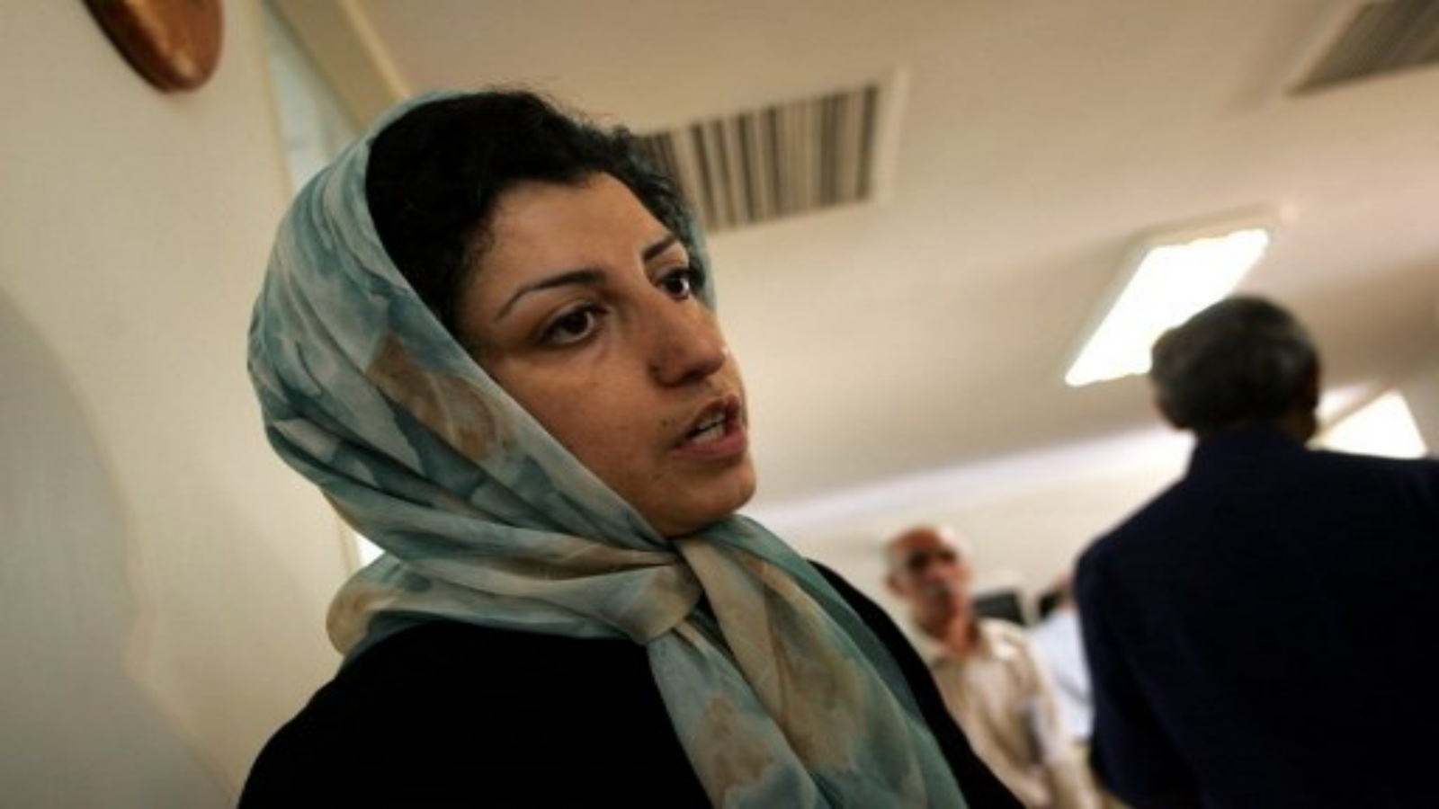 (ملفات) في هذه الصورة التي التقطت في 25 يونيو / حزيران 2007 ، تظهر الناشطة الإيرانية المعارضة في مجال حقوق الإنسان ، نرجس محمدي ، في مركز المدافعين عن حقوق الإنسان في طهران.