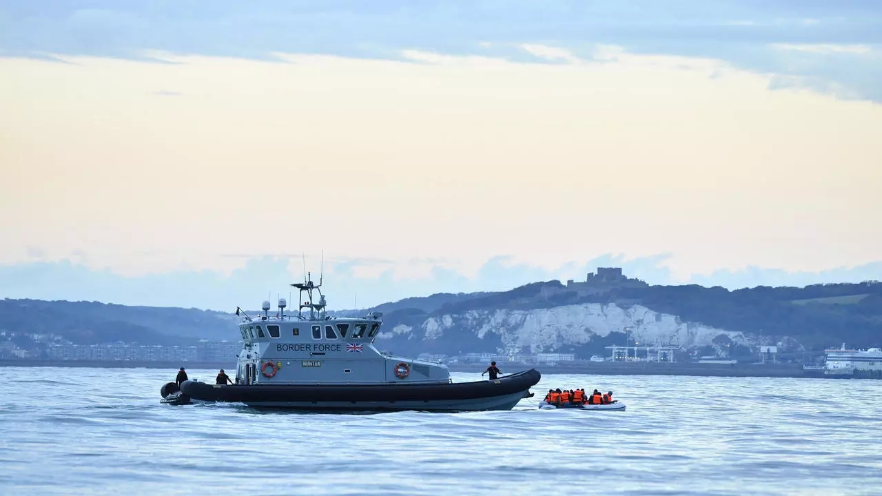دورية بحرية بريطانية تعترض قارب مهاجرين كان متجها نحو الساحل الجنوبي لانكلترا في 1 سبتمبر 2020 بعد عبوره من فرنسا