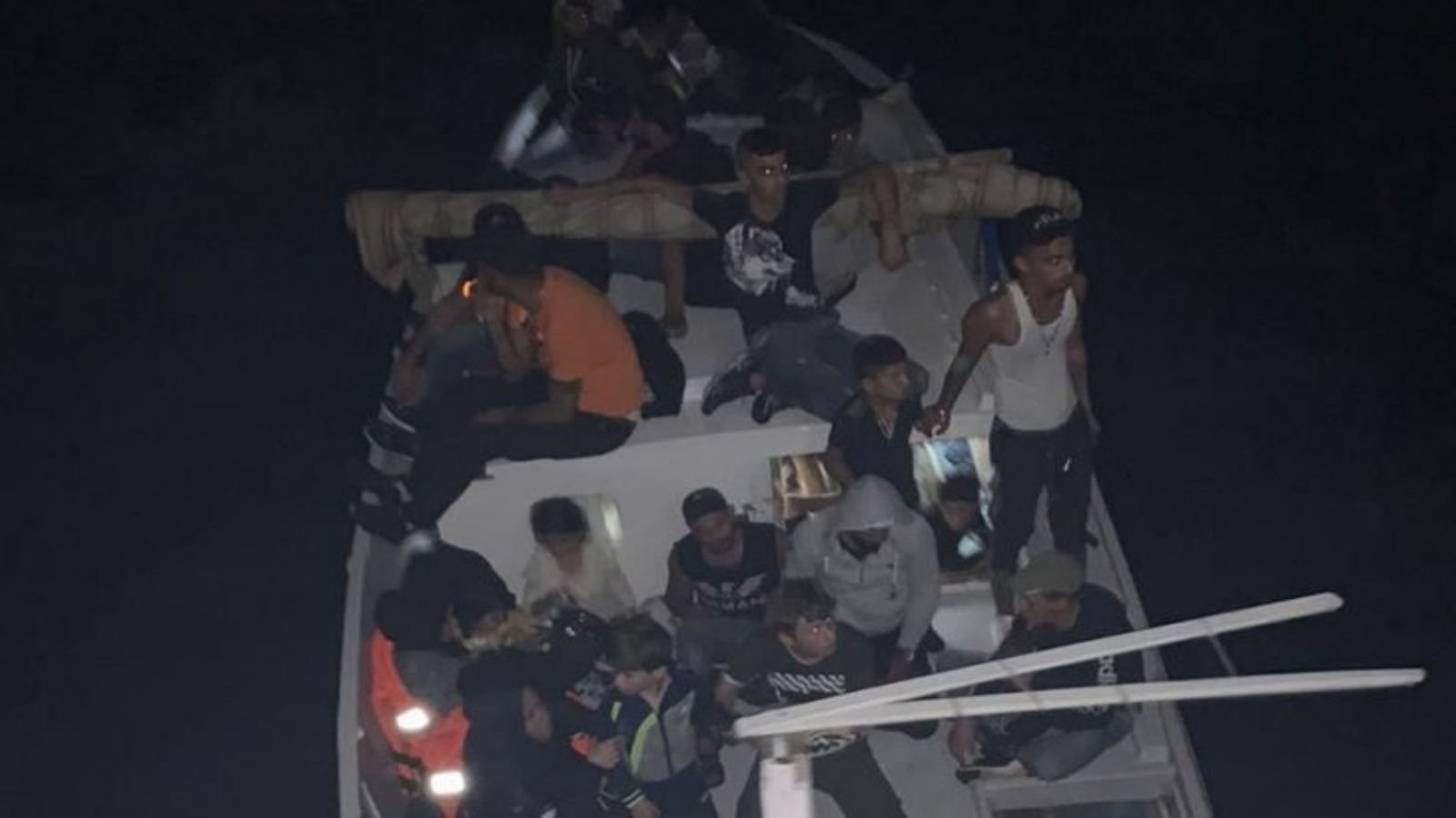 صورة وزعها الجيش اللبناني للقارب والمهاجرين