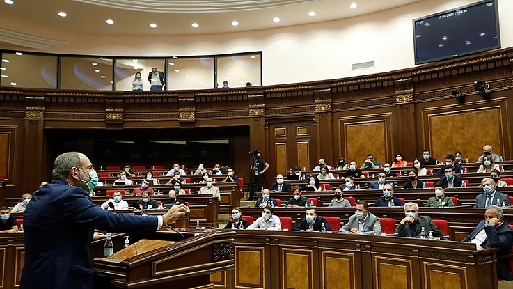 رئيس الوزراء الأرميني نيكول باشينيان يلقي خطابا في البرلمان في يريفان. 27 سبتمبر 2020
