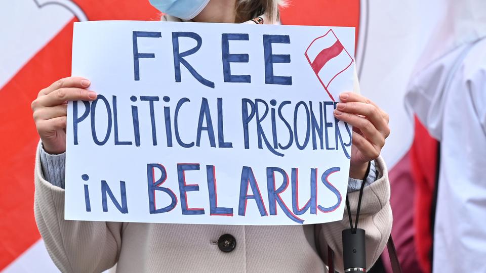 يافطات تدعو إلى الإفراج عن السجناء السياسيين في بيلاروسيا