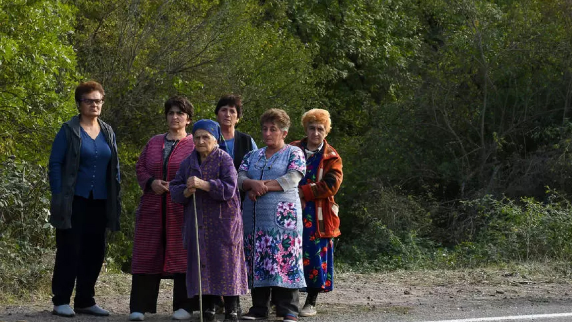 نساء نازحات من ماغاغوز على طريق إلى مارتاكيرت مع اندلاع المعارك في قره باغ في 29 سبتمبر الماضي