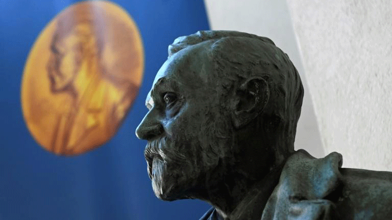 تمثال نصفي لصاحب الجائزة الحاملة اسمه ألفرد نوبل