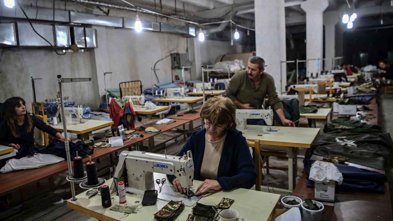متطوعون يعملون في خياطة ملابس عسكرية في قبو مصنع في ستيباناكرت بتاريخ 10 تشرين الأول/أكتوبر 2020