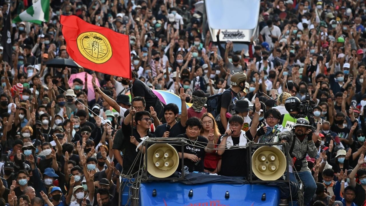 متظاهرون أثناء مسيرة باتحاه مقر الحكومة في بانكوك بتاريخ 14 تشرين الأول/أكتوبر 2020