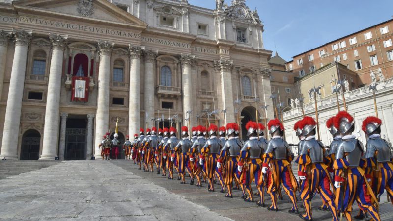 الحرس السويسري الملكف حماية الفاتيكان في ساحة القديس بطرس