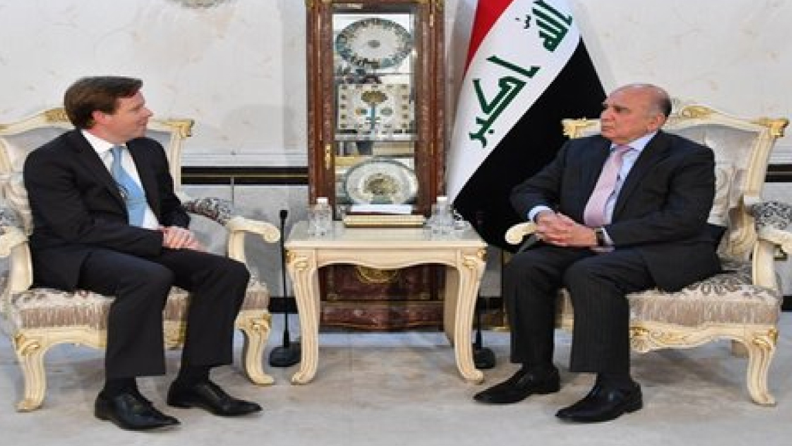 وزير الخارجية العراقي فؤاد حسين مجتمعًا مع السفير البريطاني في بغداد ستيفن هيكي