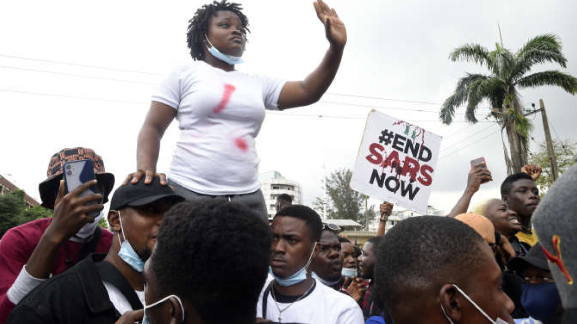 رينو أودول إحدى منسقات التحرك المدني النيجيري ضد عنف الشرطة في تظاهرة في لاغوس السبت