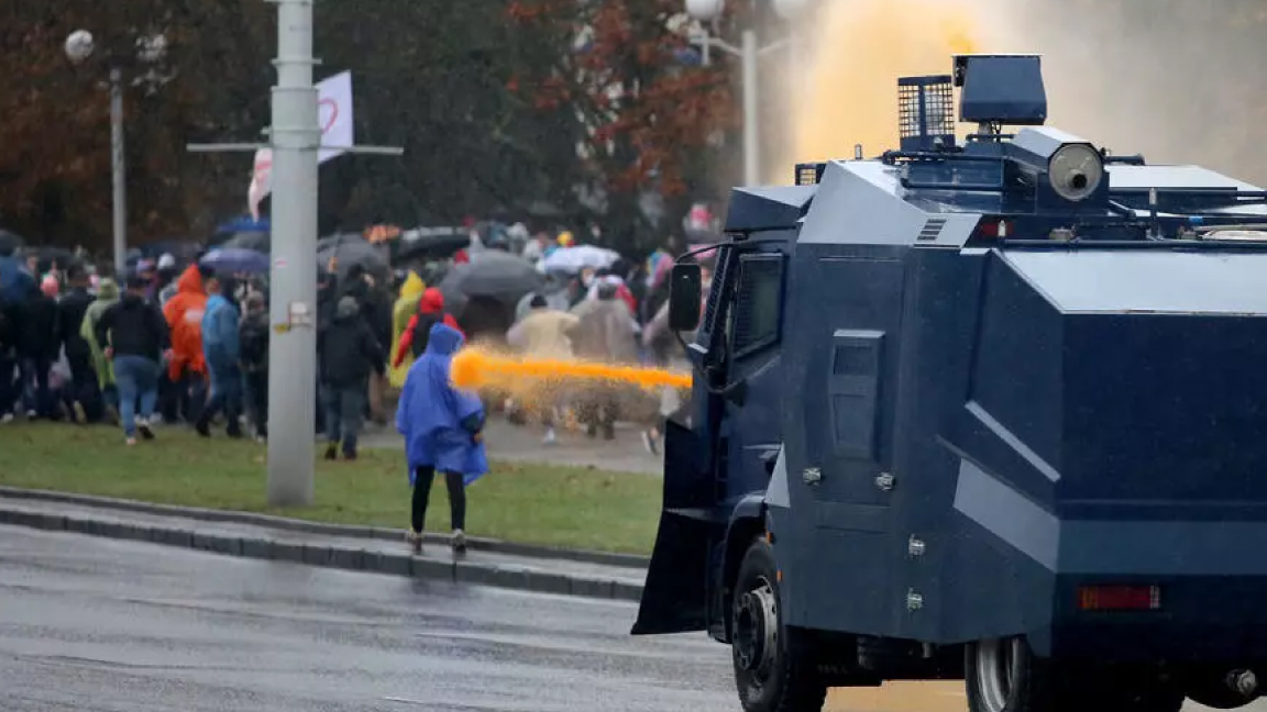 الشرطة تفرق المتظاهرين بخراطيم المياه أثناء تظاهرة ضد الرئيس لوكاشنكو في مينسك الأحد