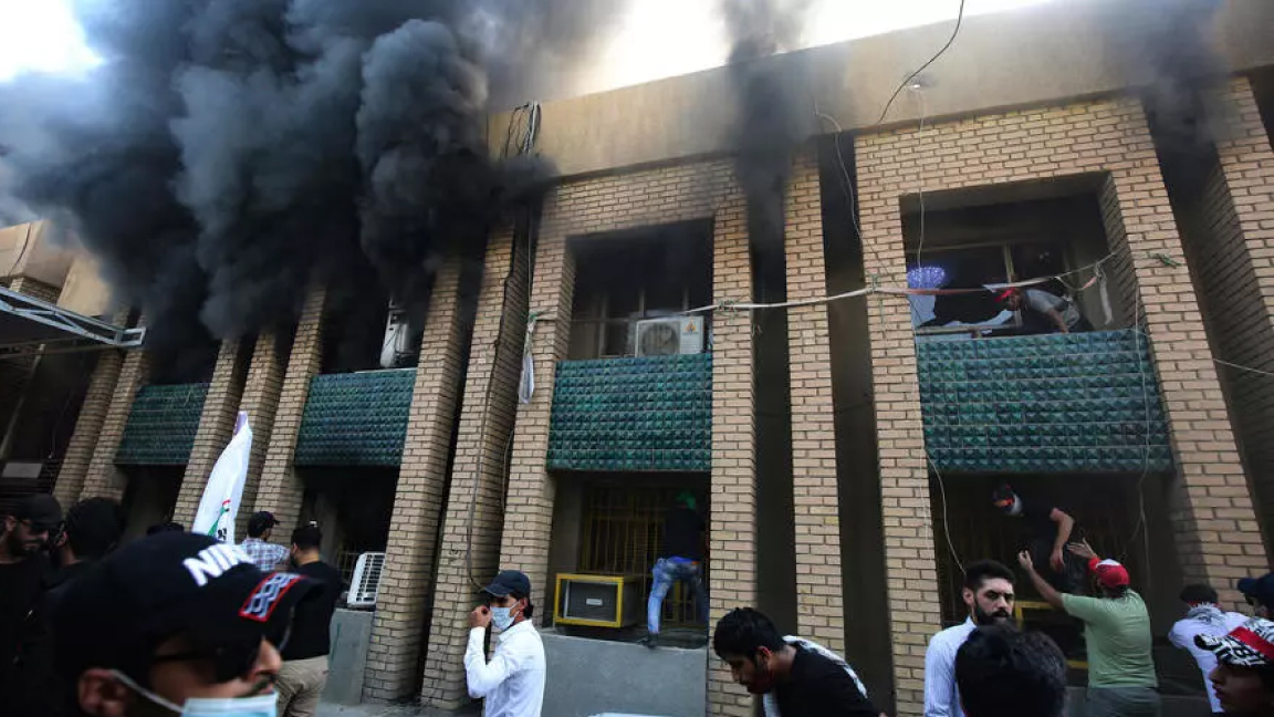 مقر الحزب الديمقراطي الكردستاني في بغداد محترقًا السبت بعدما اضرم فيه أنصار الحشد الشعبي النار