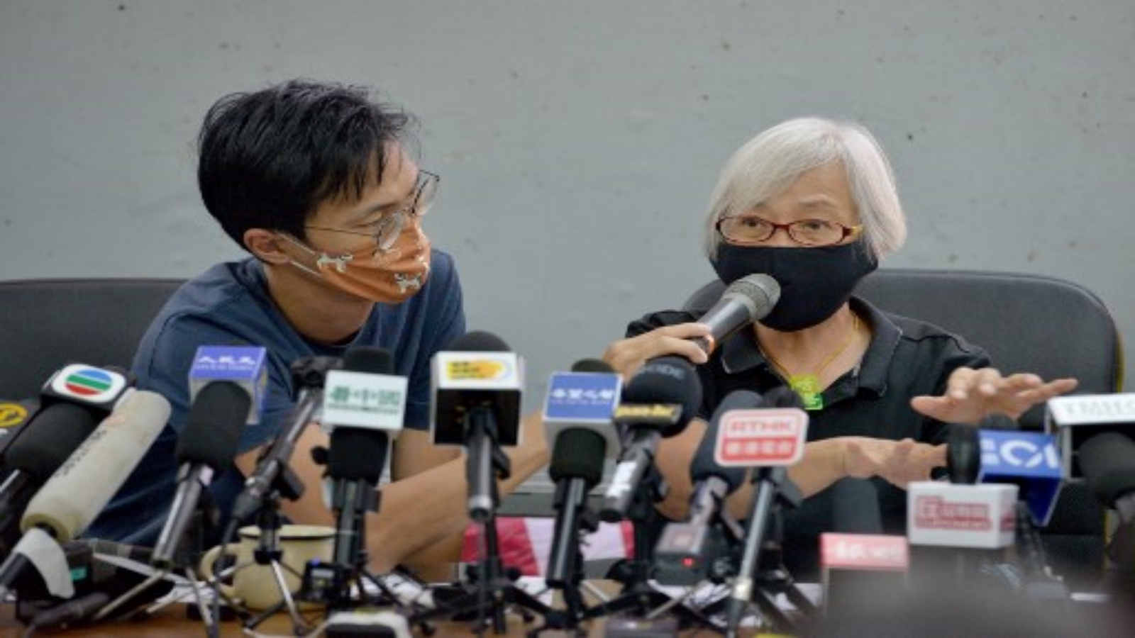 المتظاهرة المؤيدة للديمقراطية ألكسندرا وونغ البالغة من العمر 64 عامًا تتحدث إلى وسائل الإعلام مع مؤيدها إيدي تشو في مؤتمر صحفي في هونغ كونغ في 17 أكتوبر 2020