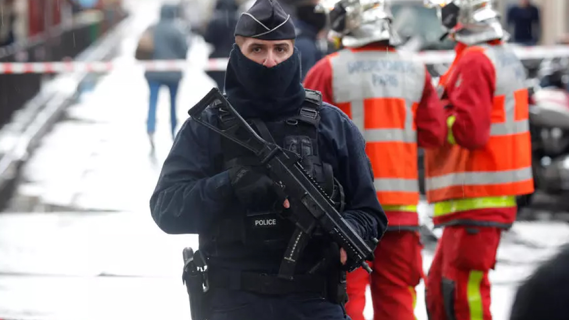 شرطي فرنسي في موقع الهجوم قرب مقر صحيفة شارلي إيبدو السابق في باريس في 25 سبتمبر
