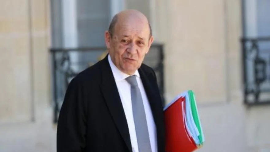 وزير الخارجية الفرنسي جان-إيف لودريان مغادراً قصر الإليزيه في باريس في 24 حزيران/يونيو 2020