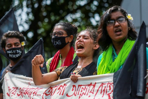طالبات يرددن شعارات احتجاجا على اغتصاب جماعي مزعوم للمرأة وتعريتها وتعذيبها في منطقة نواكالي الجنوبية خلال مظاهرة في دكا في 6 أكتوبر 2020