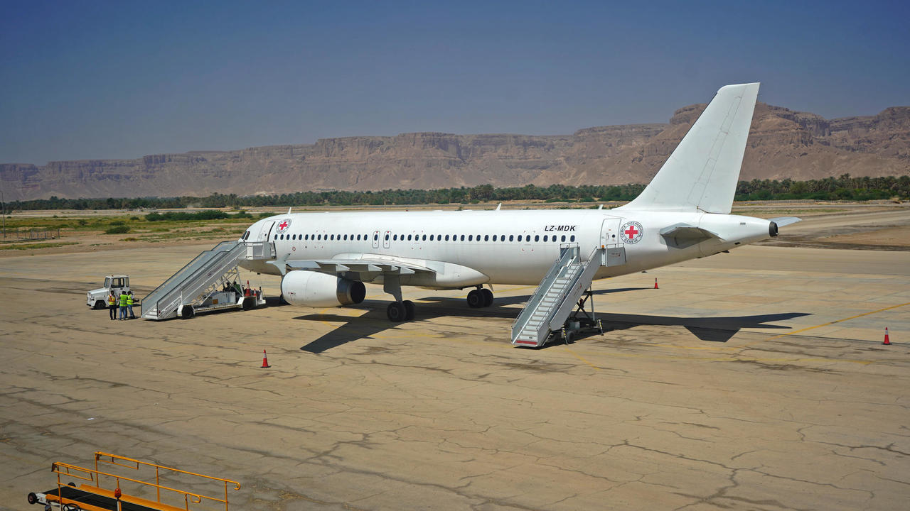 طائرة للجنة الدولية للصليب الأحمر في مطار صنعاء قبيل بدء تبادل سجناء في 15 تشرين الاول/اكتوبر 2020