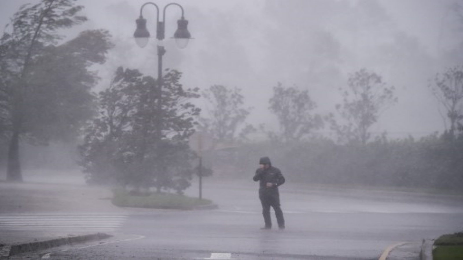 أحد المراسلين أثناء تغطيته وصول إعصار دلتا إلى بحيرة تشارلز ، لويزيانا في 9 أكتوبر 2020