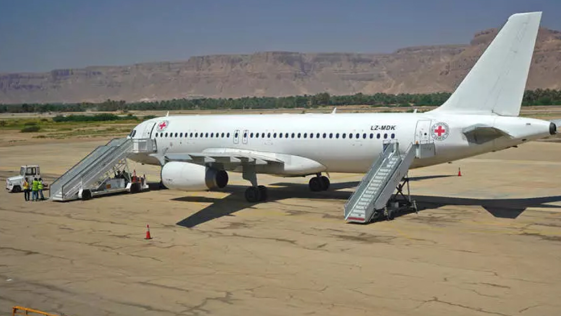طائرة للجنة الدولية للصليب الأحمر في مطار صنعاء قبيل بدء تبادل السجناء الخميس