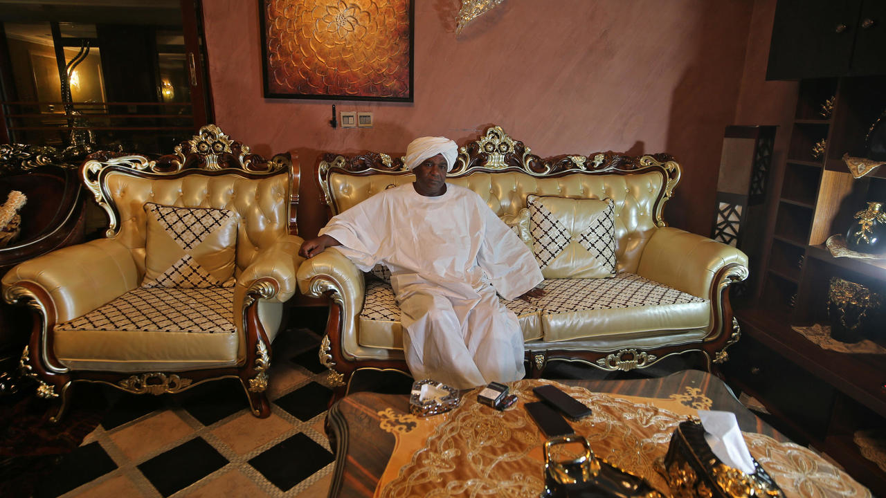 رجل الأعمال السوداني ابو القاسم برطم خلال مقابلة مع وكالة فرانس برس في منزله في الخرطوم في 13 تشرين الأول/أكتوبر 2020