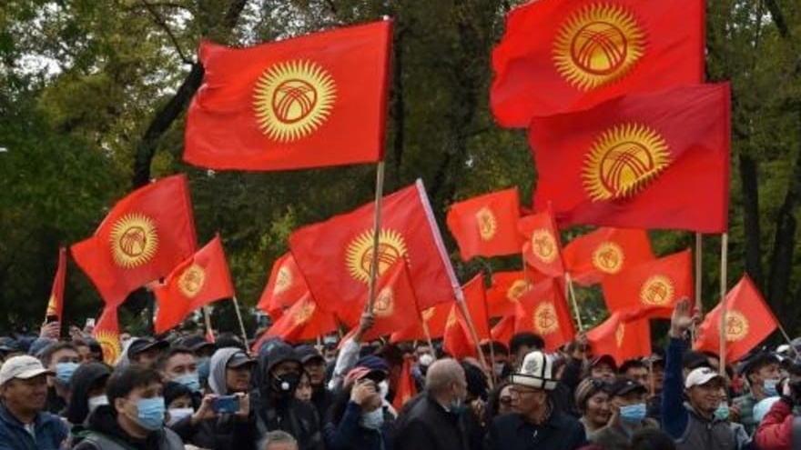 مناصرون لرئيس قرغيزستان السابق ألماظ بك أتامباييف أثناء تجمع في بشكيك في 9 تشرين الأول/أكتوبر 2020